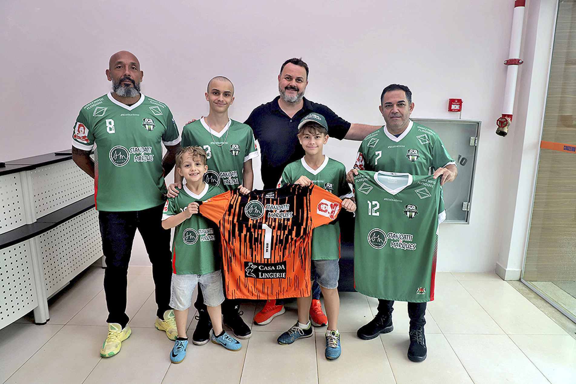 Comissão técnica, torcedores e mantenedores do Stancatti apresentam o uniforme para a temporada 2026
