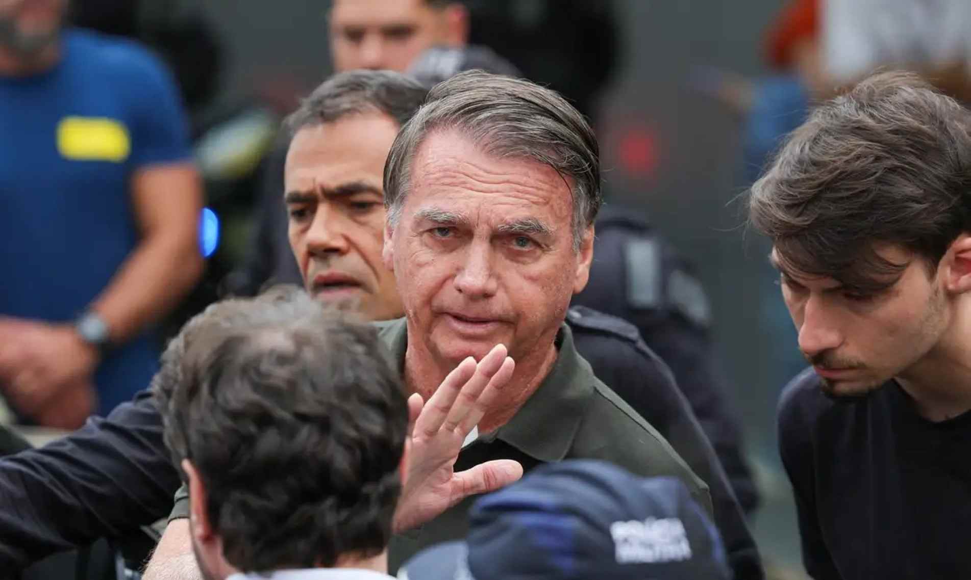 O ex-presidente Jair Bolsonaro, acompanhado de seu filho, Jair Renan, deixa hospital sob forte esquema de segurança, após passar por procedimentos