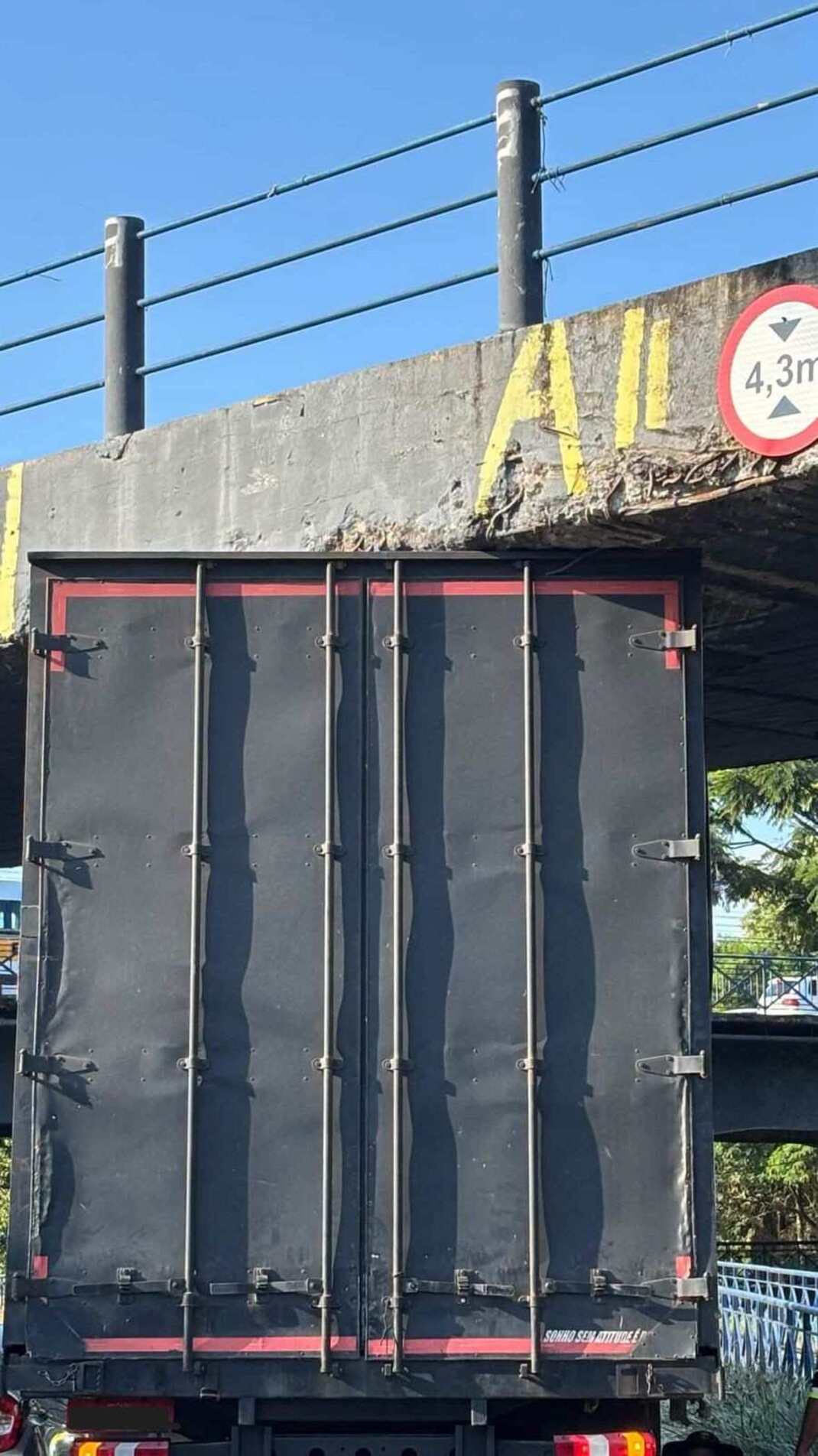 O veículo preso ocupou parte da via e bloqueou a passagem de outros motoristas