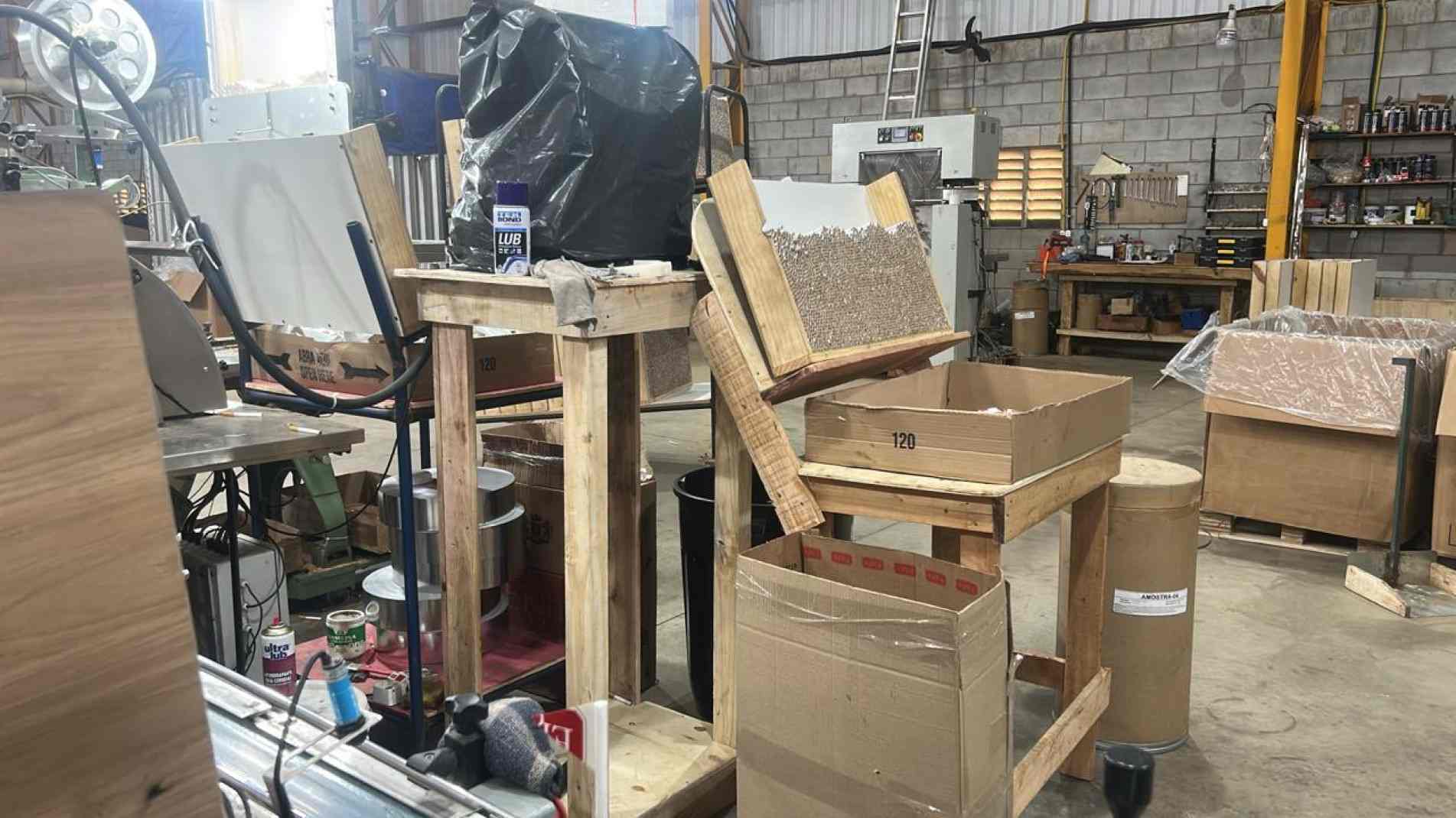 Polícia encontrou cigarros prontos e insumos para produção em grande quantidade