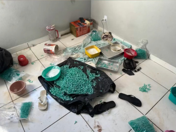 Foram apreendidas 4,308 Kg de cocaína, 2.526 Kg de crack, 0,005 Kg de maconha, 05 aparelhos celulares, 01 balança de precisão e diversos materiais para fracionar e embalar drogas.