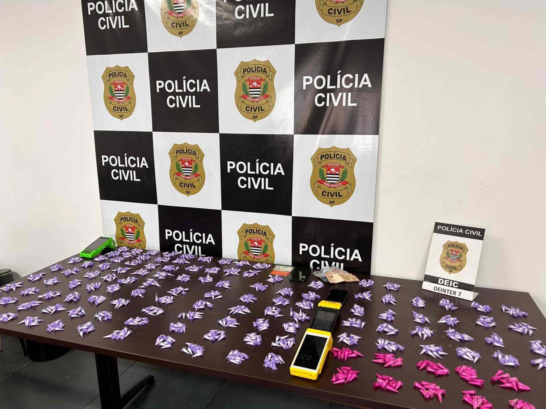 Os entorpecentes já estavam fracionados e embalados para comercialização.