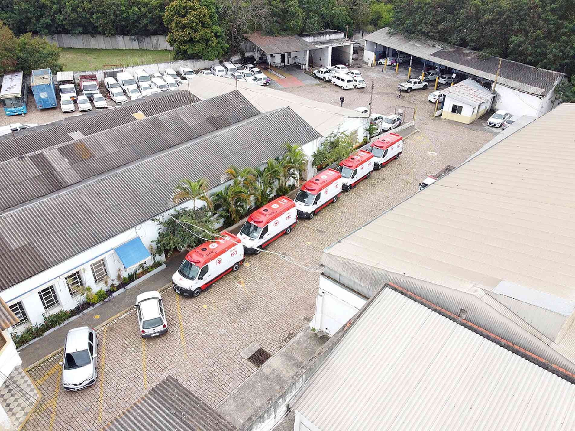 Ambulâncias permanecem em pátio municipal à espera de liberação para operação
