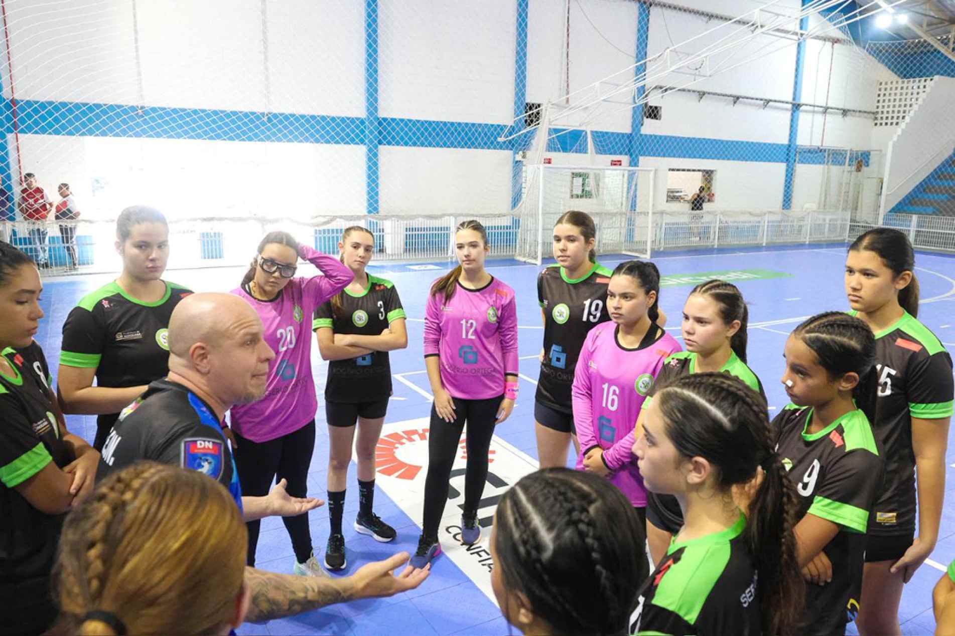 Tiago Alemão orienta as jogadoras: meta é estrear amanhã com bom resultado 
