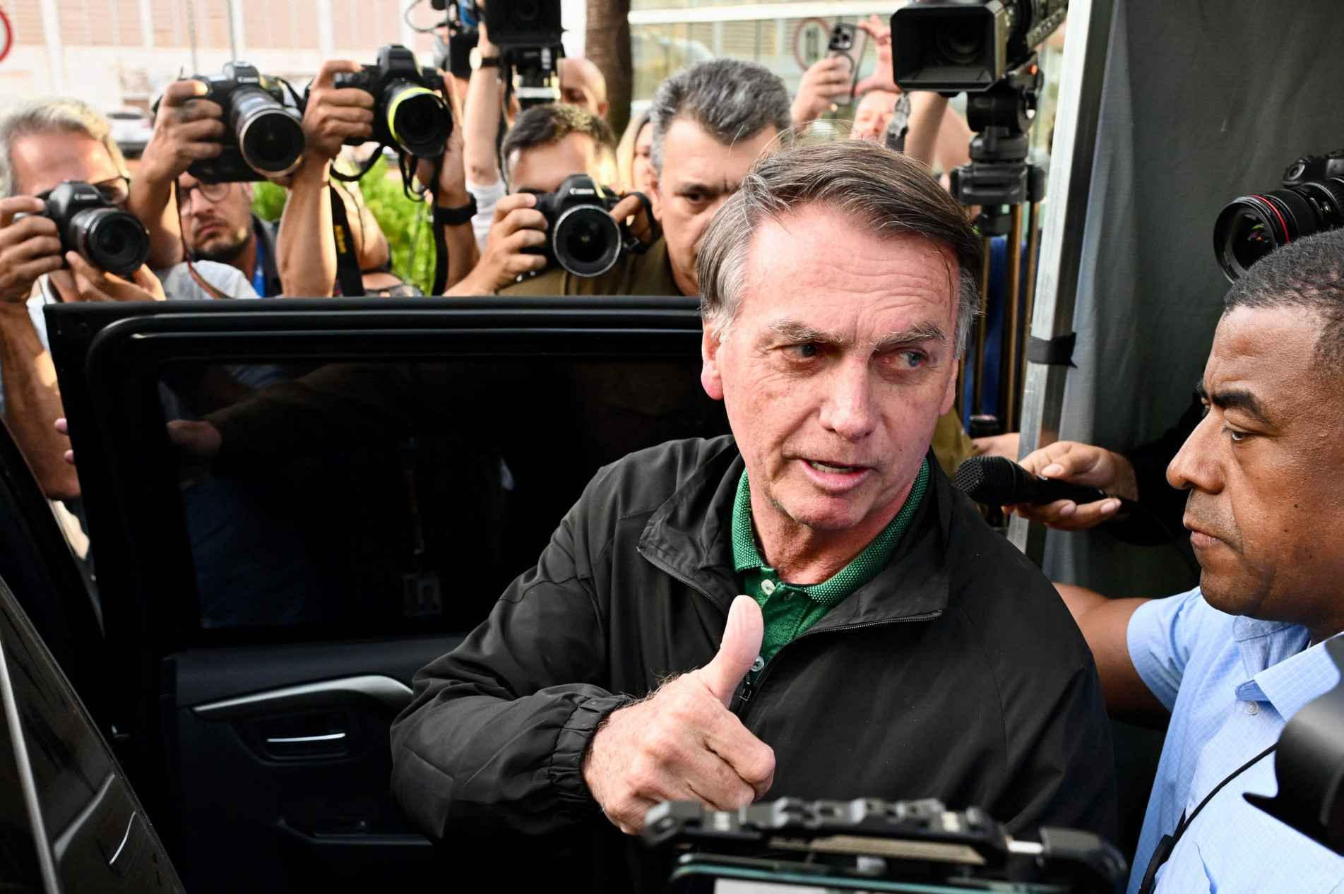 Segundo boletim médico divulgado no início da tarde desta quinta, 26, ele permanece internado no hospital DF Star, após diagnóstico de pneumonia bacteriana bilateral decorrente de episódio de broncoaspiração.