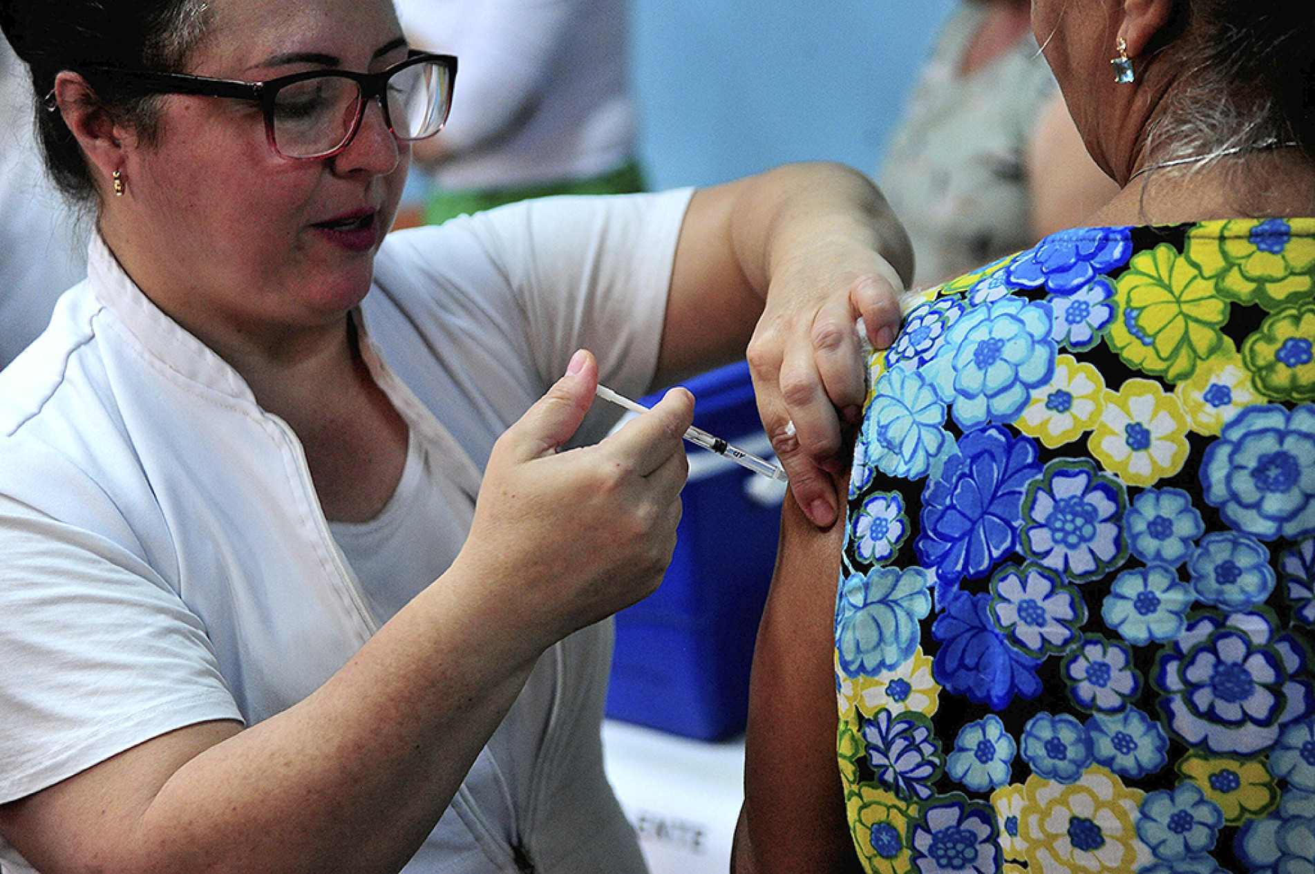 Idosos acima de 60 anos de idade, crianças com idade entre 6 meses a 5 anos, 
11 meses e 29 dias, gestantes e grupo prioritário poderão tomar a vacina
