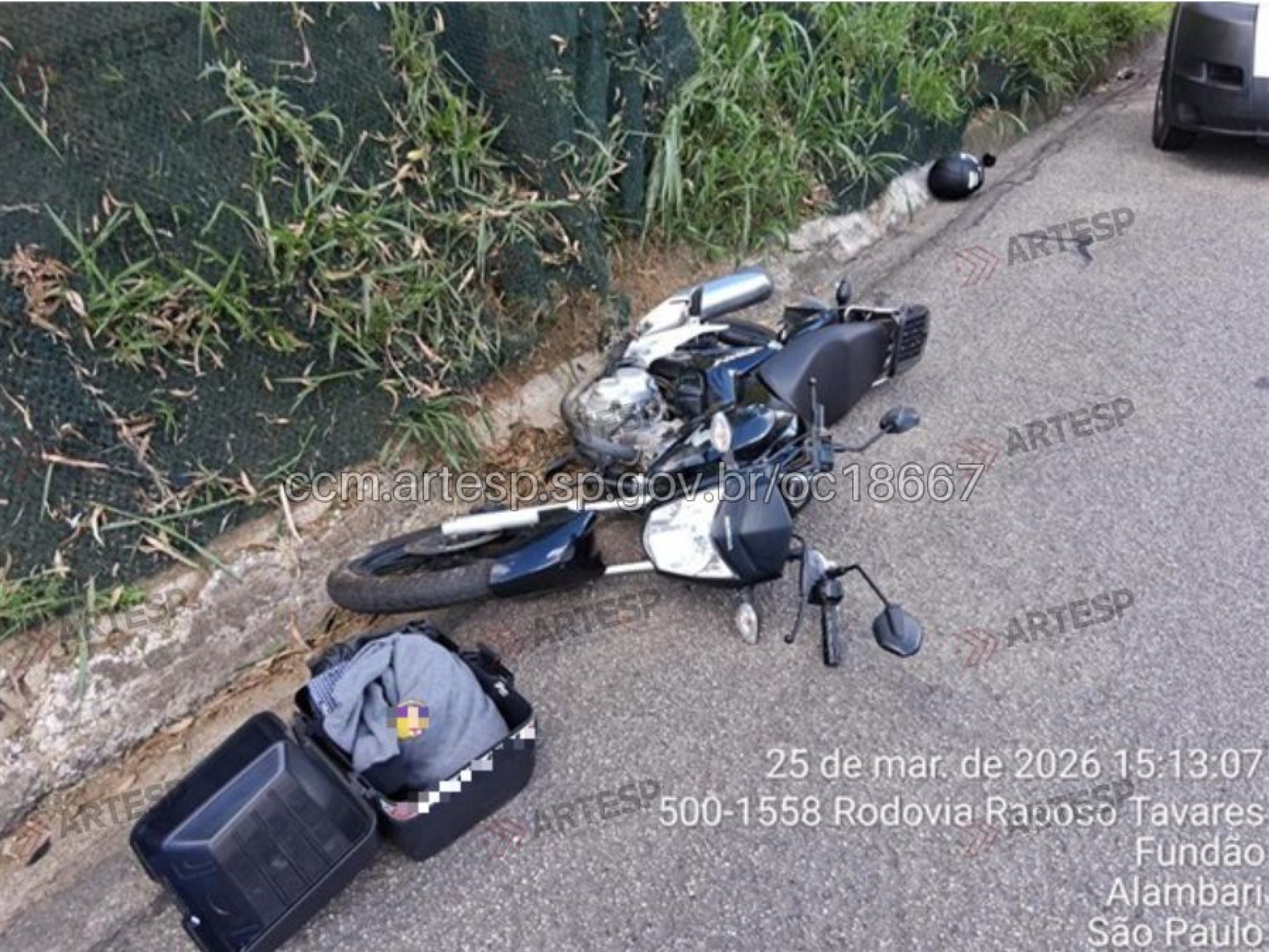 Os veículos foram remoidos pelo guincho para a base da Polícia Rodoviária