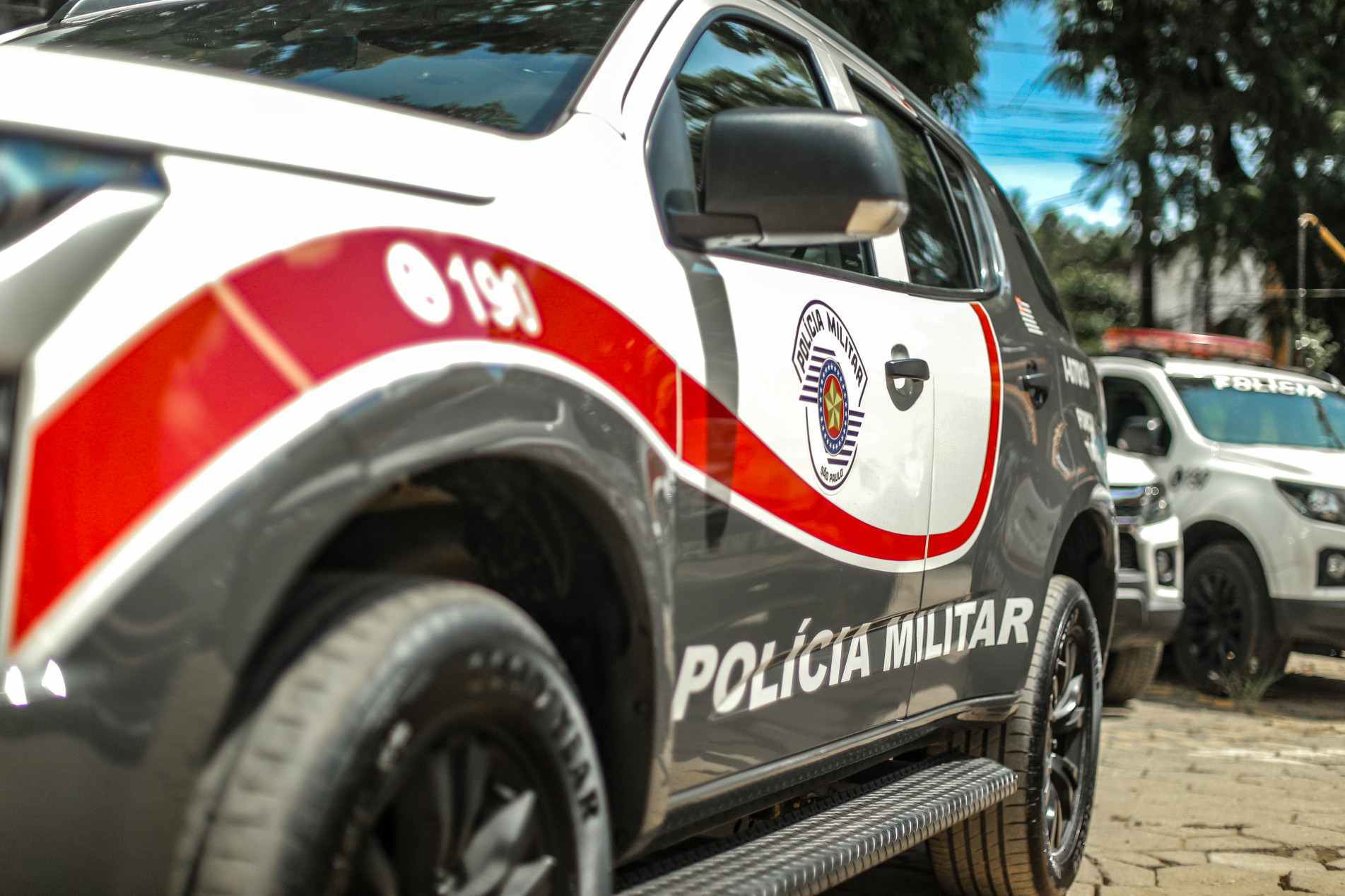 Após diligências, o carro utilizado na fuga foi localizado. Os suspeitos foram abordados após um breve acompanhamento e detidos pelos policiais.
