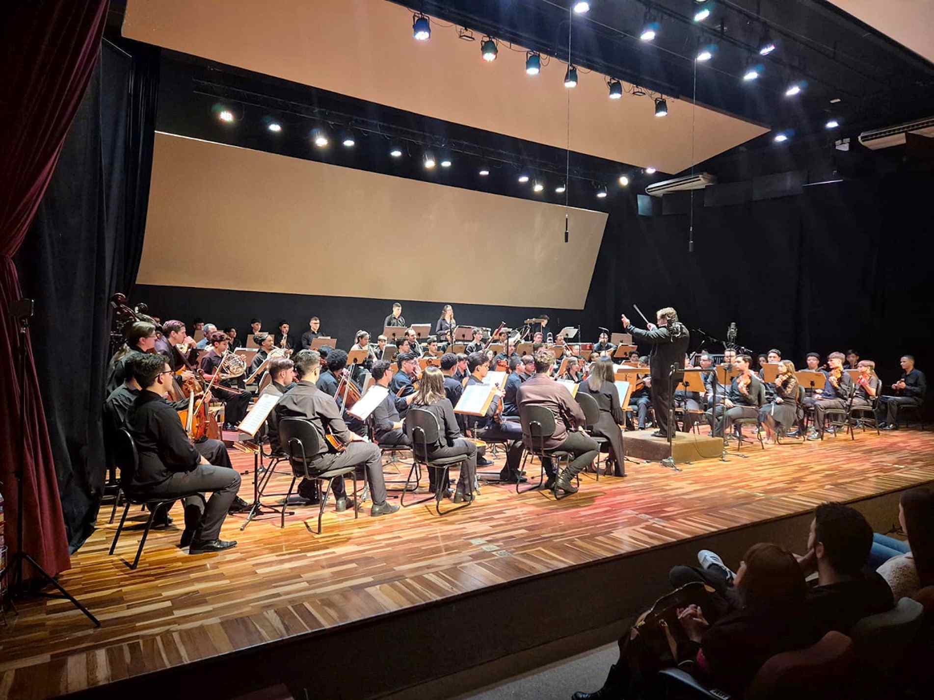 Sob regência de Abner Antunes, concerto evidencia a 
formação e o talento de novos músicos da cidade
