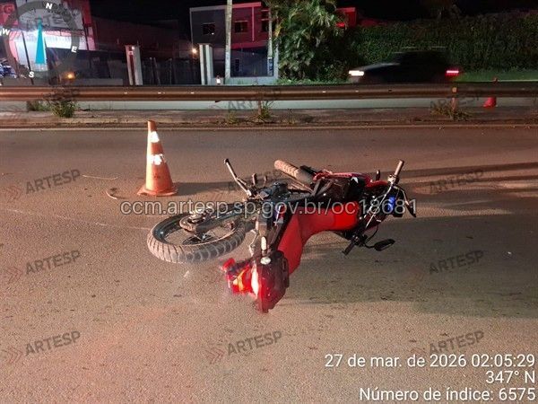 O acidente foi causado por um choque da moto contra a defensa metálica da rodovia