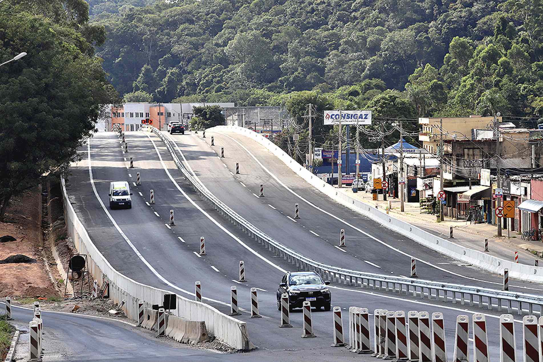  Acesso por baixo da ponte, que liga dois pontos da cidade de Alumínio, está liberado
