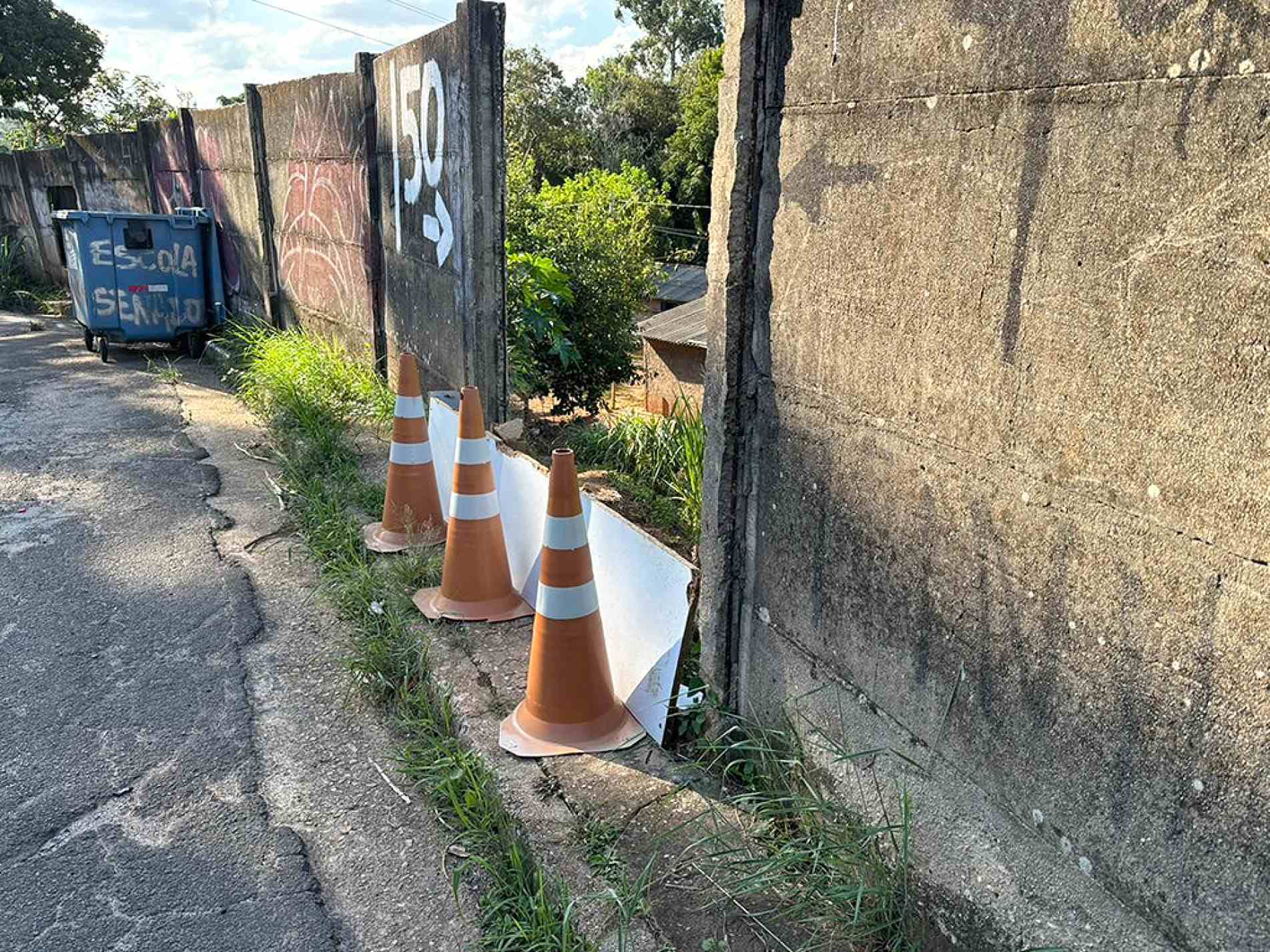 Passagem na divisa de duas ruas no bairro Votocel foi interditada por causa das chuvas
