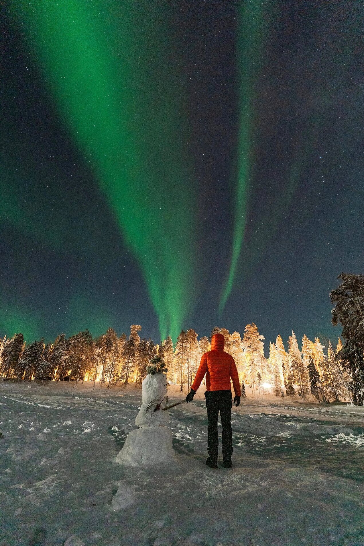 A aurora boreal ilumina o céu 
com cores como verde e roxo. 
O fenômeno natural transforma a noite em um espetáculo de luzes

