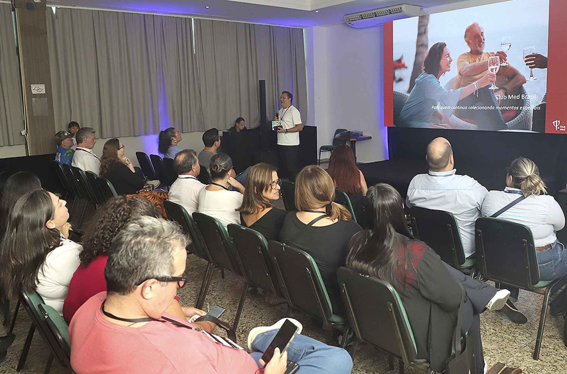 É um perfil de público que viaja mais tempo, de 10 a 14 dias, diferente da outra faixa etária que é 7 dias. E viajam na baixa temporada