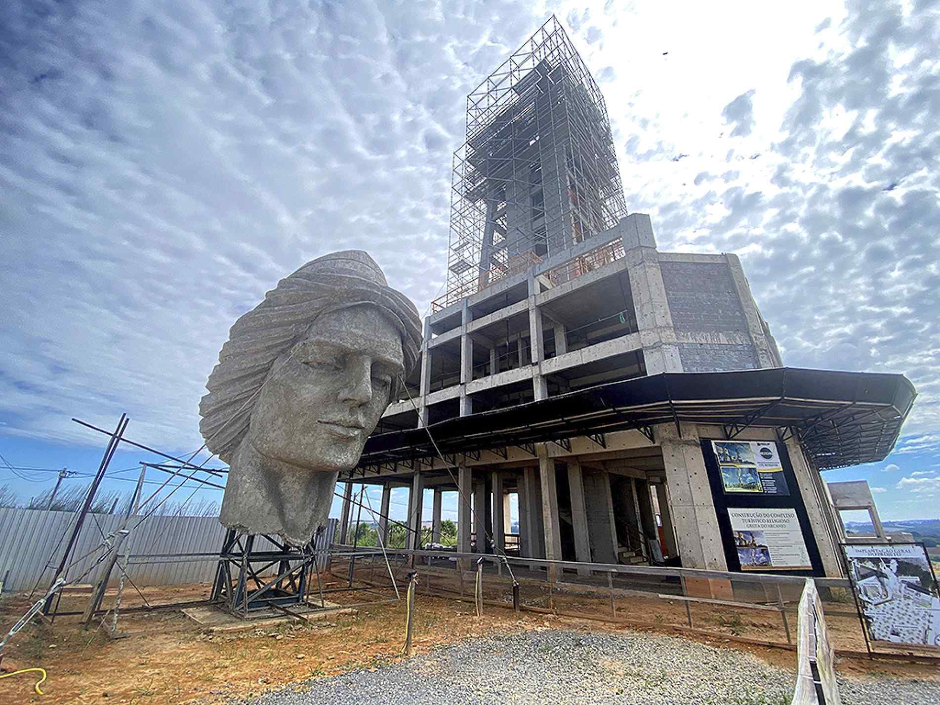 Pés, asas e braços da estátua, em estrutura de aço, estão prontos 
