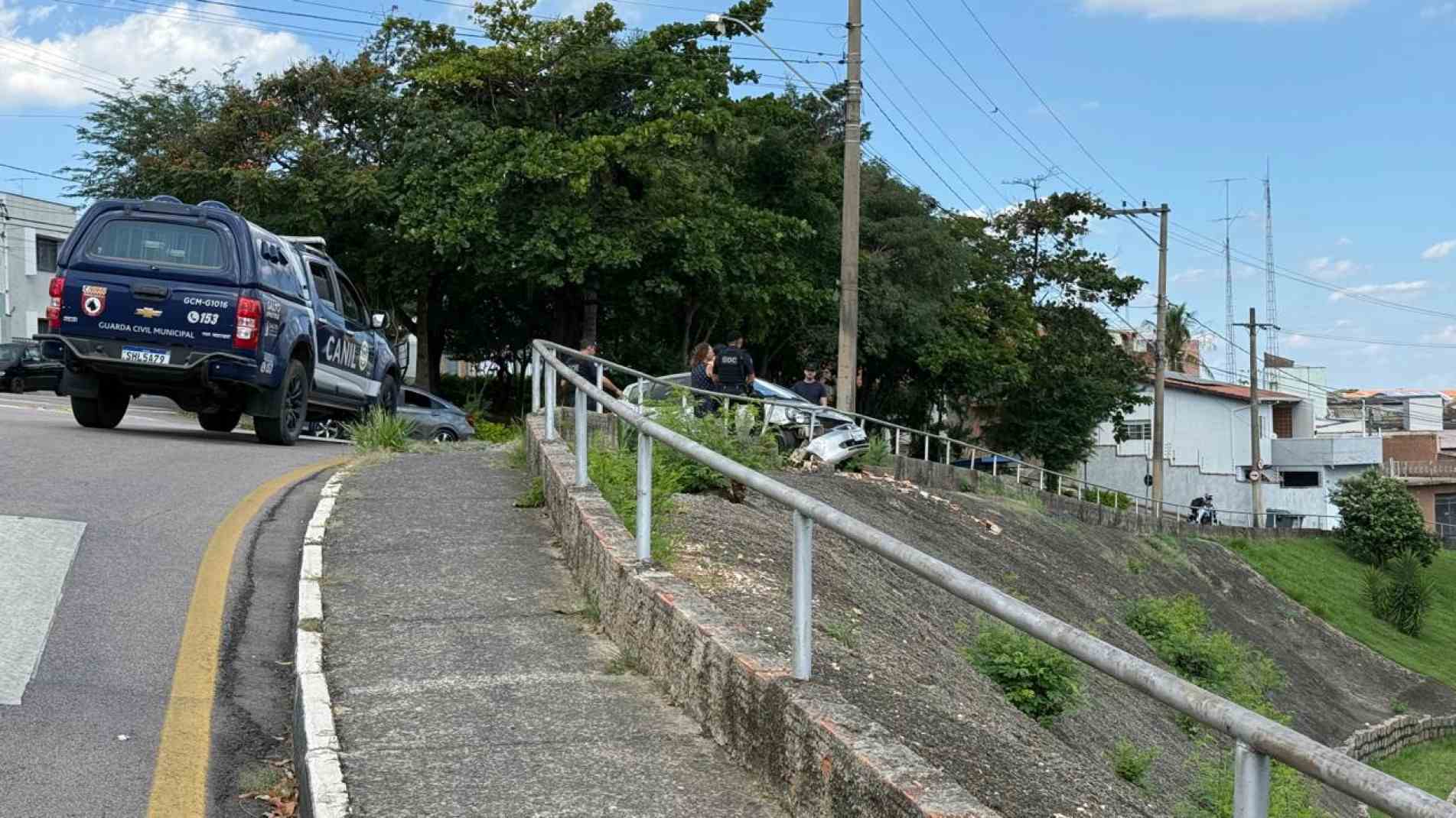 O veículo atingiu a estrutura após avançar pela calçada em um trecho que conta com um barranco