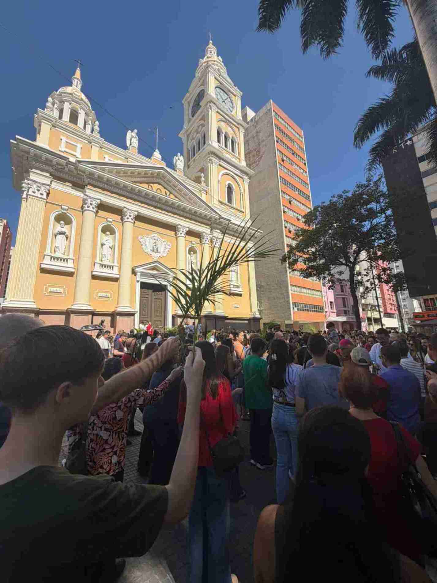 A procissão começou e terminou na catedral, onde foi celebrada uma missa. Durante a homilia, o arcebispo abordou passagens que antecedem a crucificação de Cristo. O templo ficou lotado, com fiéis ocupando os bancos e também os corredores da igreja