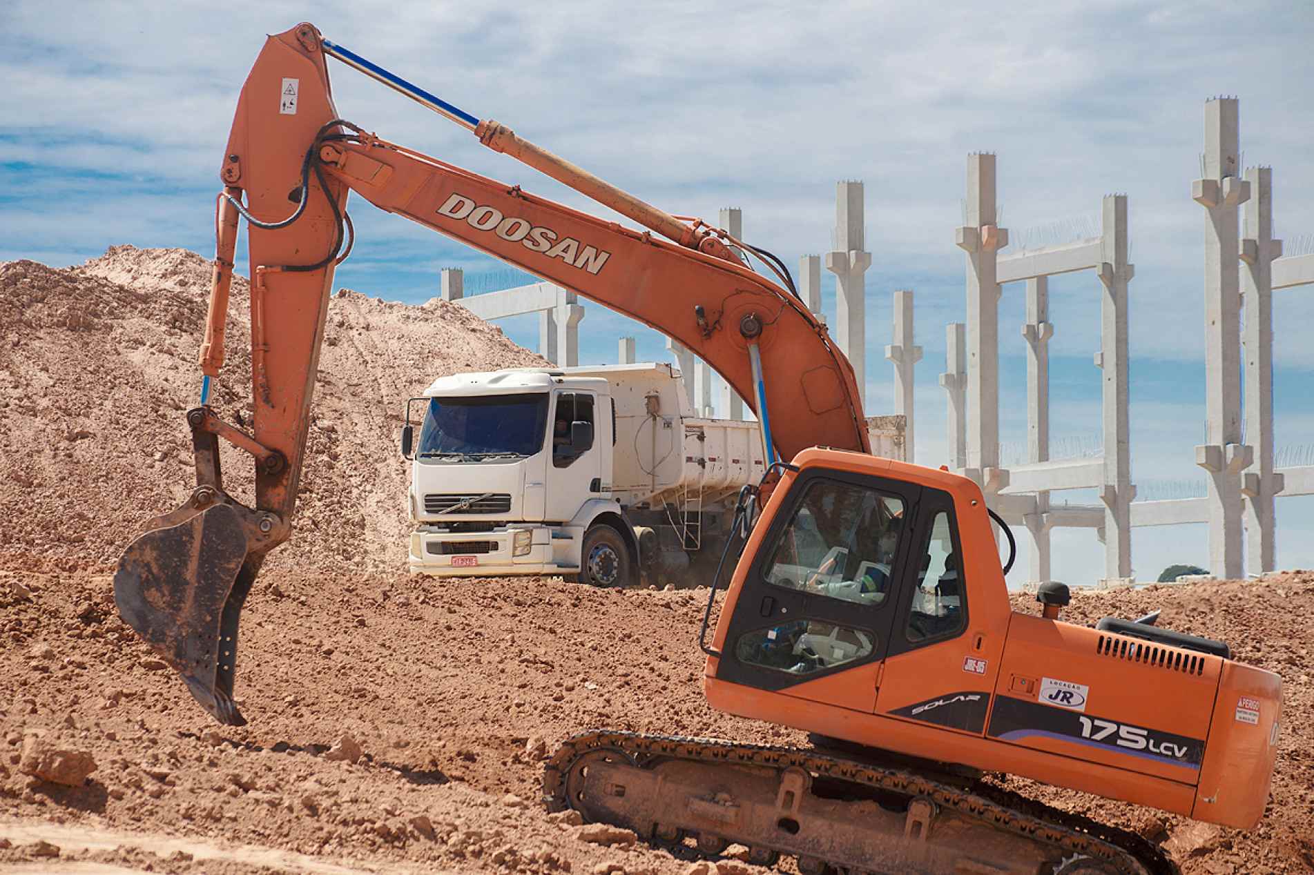 Períodos de chuva impactaram etapas como terraplenagem, 
drenagem e fundações, segundo a Secretaria de Parcerias