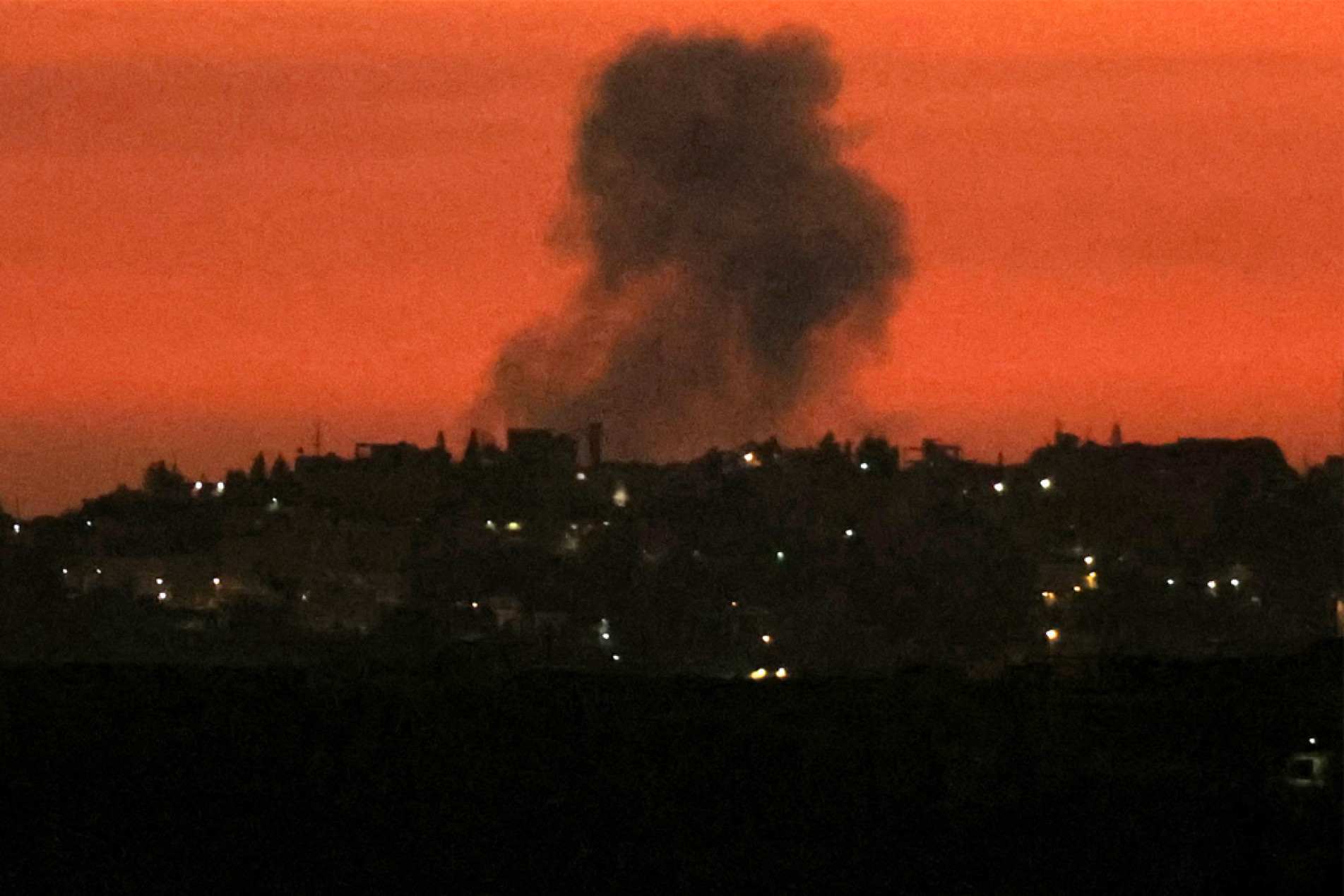 Bombardeios provocaram cortes de energia no país
