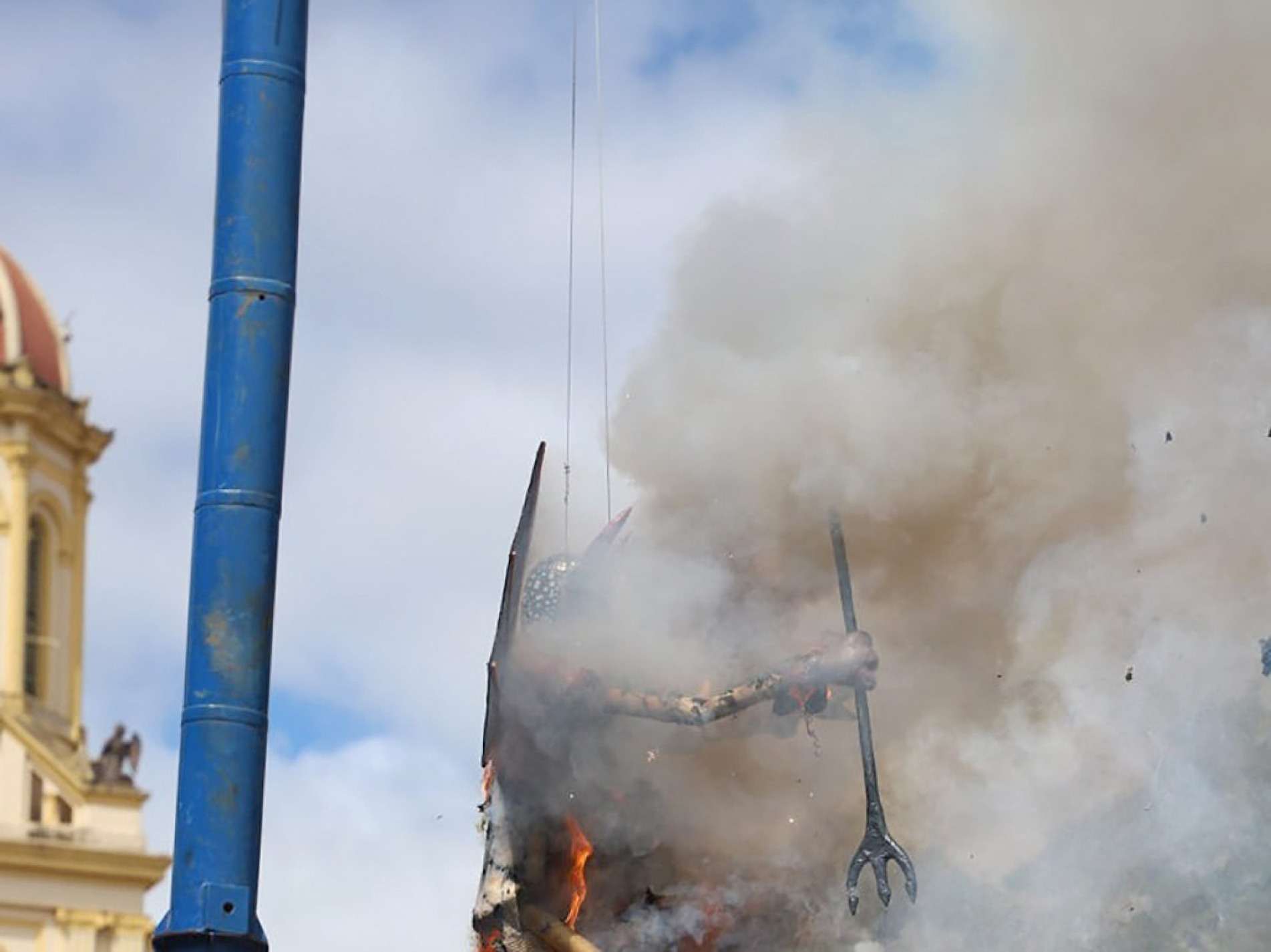 Evento apresenta dois grandes bonecos, que representam Judas e o Capeta, sendo detonados com fogos de artifício  