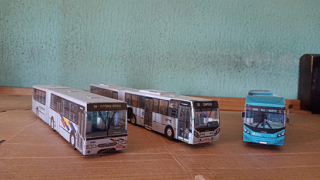 Exposição gratuita reúne coleção de ônibus e uniformes históricos
