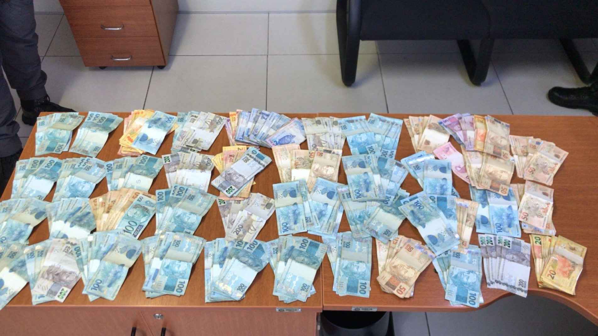  Os policiais apreenderam R$ 38.677 em dinheiro