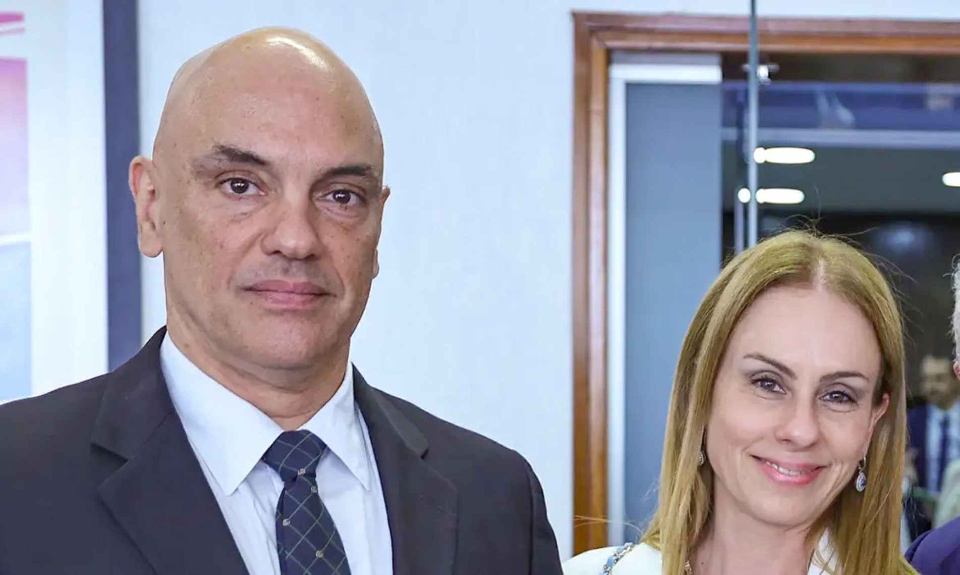 Moraes e a esposa Viviane pegaram ao menos oito voos
