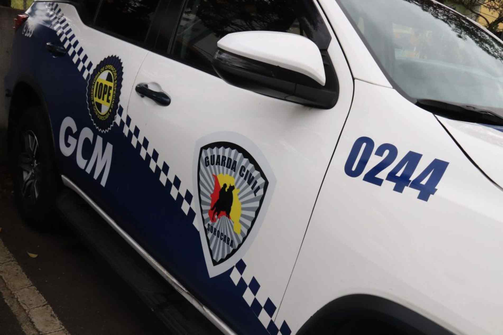 A mulher estava caída na calçada, com hemorragia causada por perfurações pelo corpo