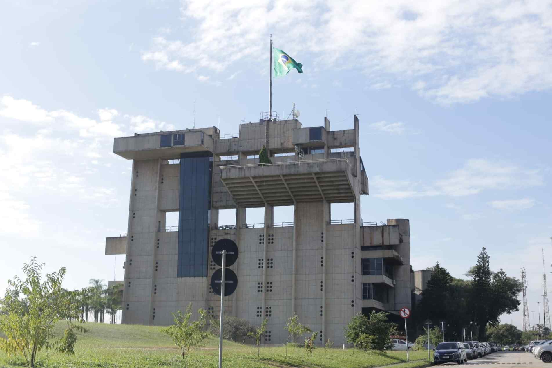 Expectativa no Paço Municipal para a chegada do Prefeito Rodrigo Manga 