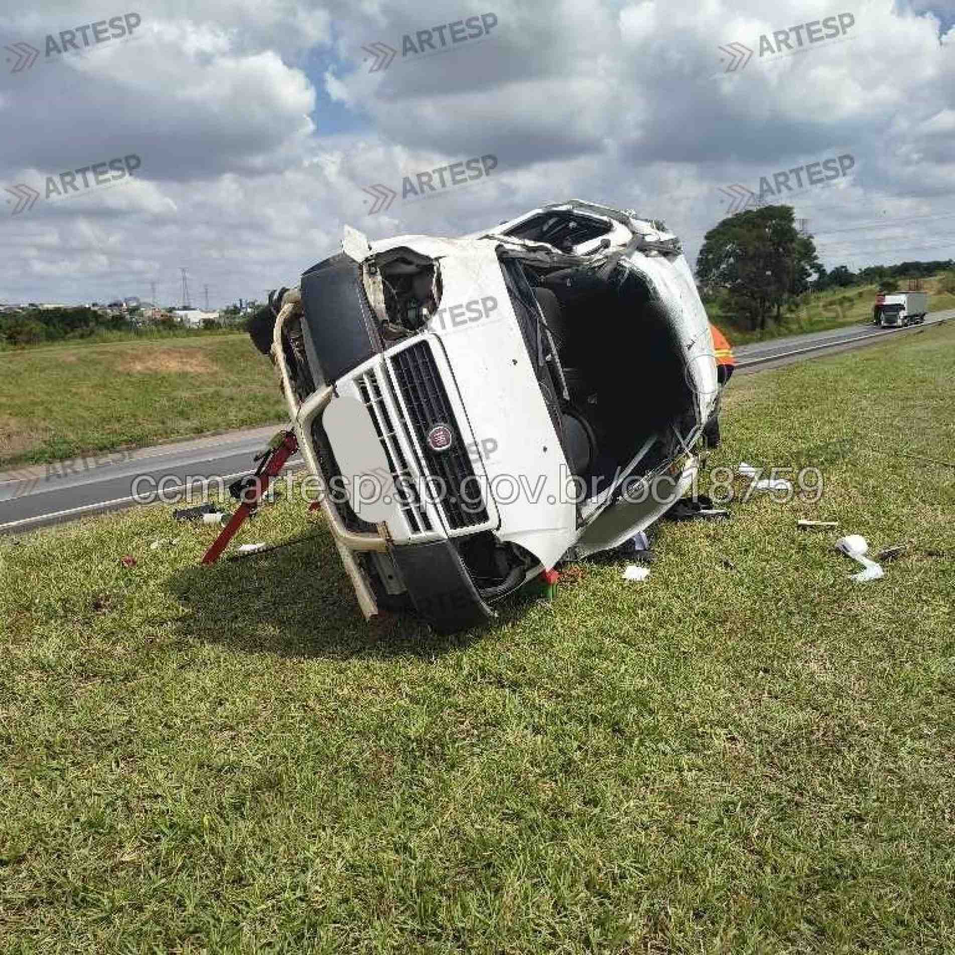 Motorista capota carro e morre na Rodovia Castello Branco
