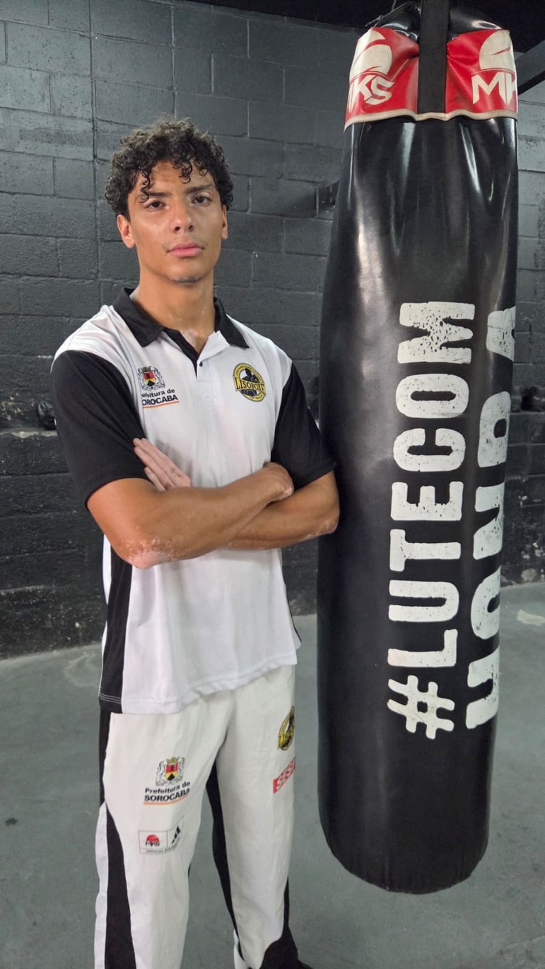 Alek Olímpio vence por interrupção do árbitro 
