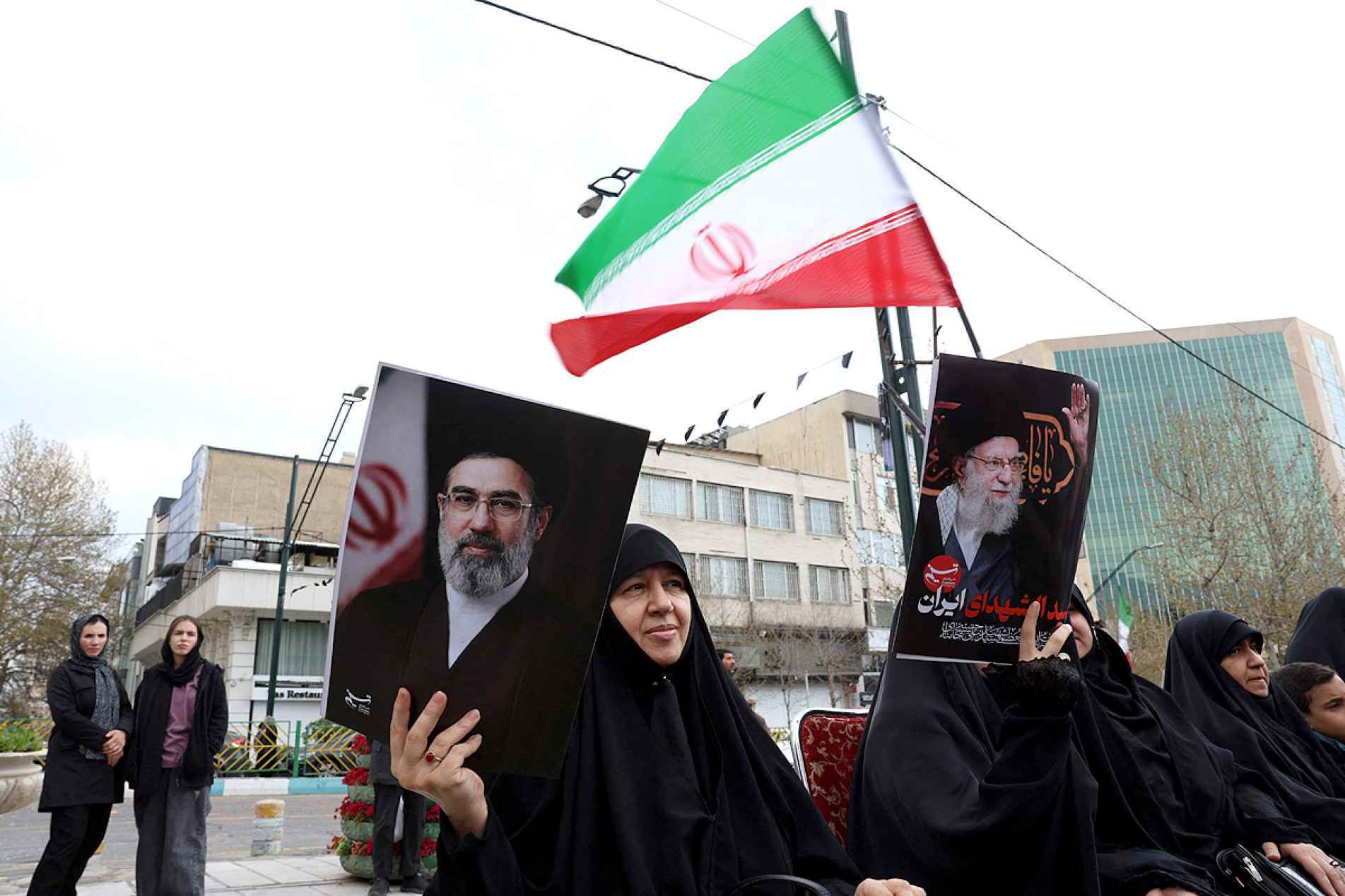 Iranianos mantêm apoio ao líder Mojtaba Khamenei
