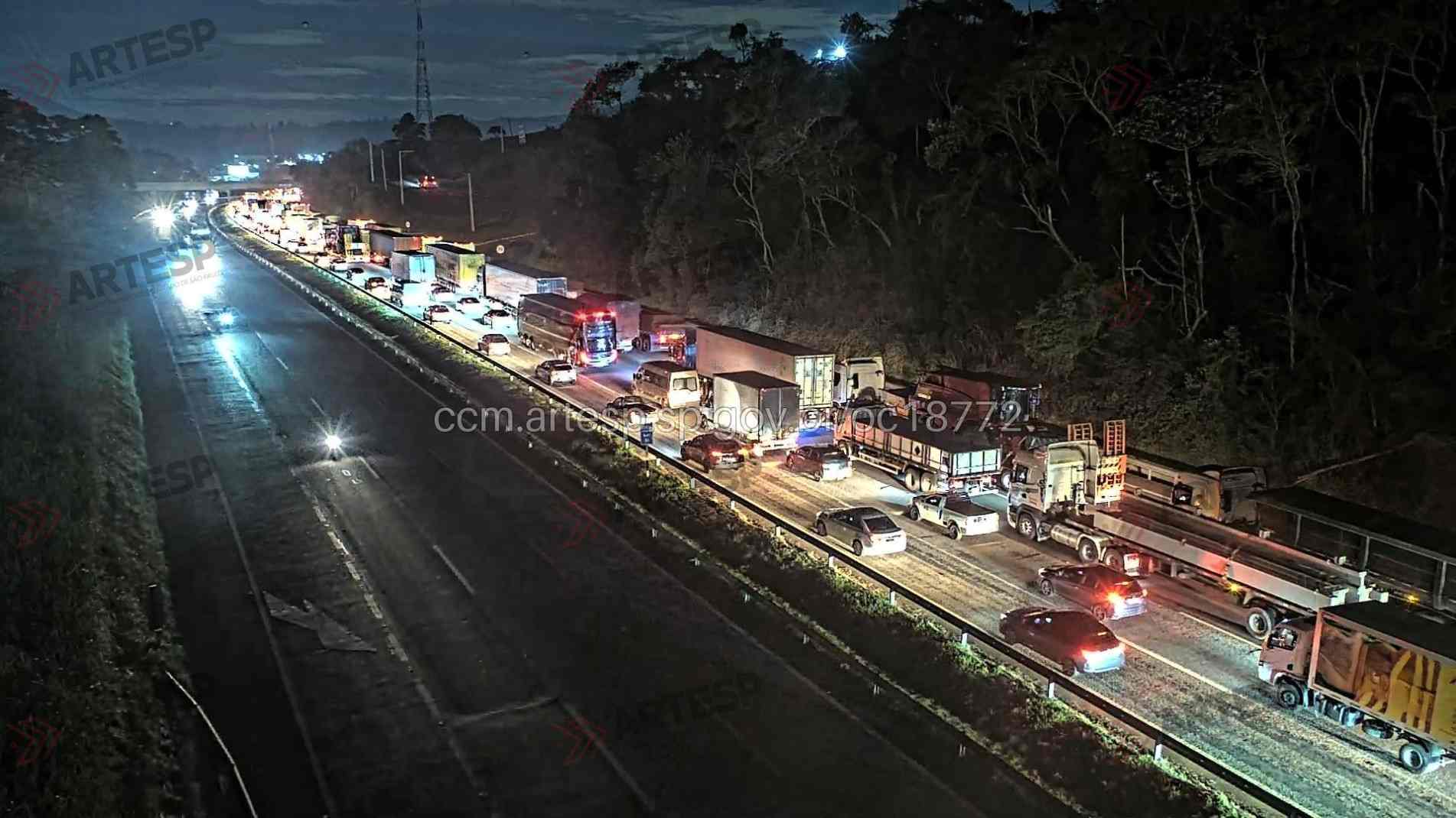 O acostamento e duas faixas da rodovia precisaram ser interditados no sentido leste