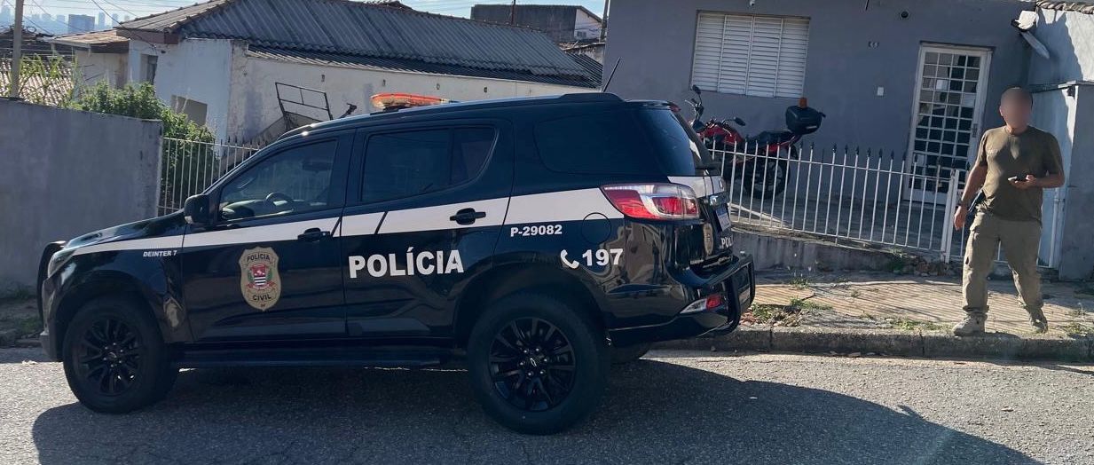 Os policiais localizaram uma arma de fogo falsa utilizada para render as vítimas