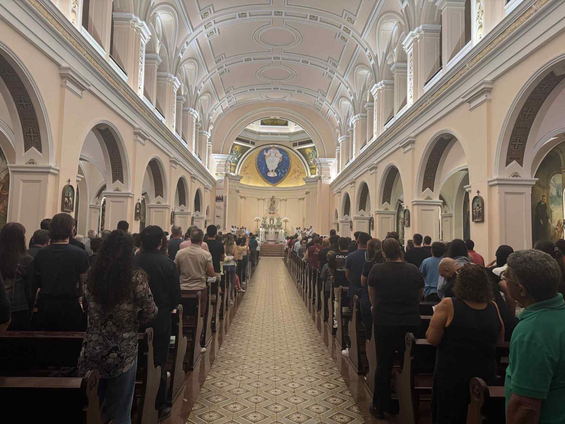 Considerado um dos momentos mais simbólicos da Semana Santa, o gesto relembra a atitude de humildade de Jesus Cristo ao lavar os pés de seus discípulos, reforçando o chamado ao serviço, à caridade e à fraternidade entre os fiéis