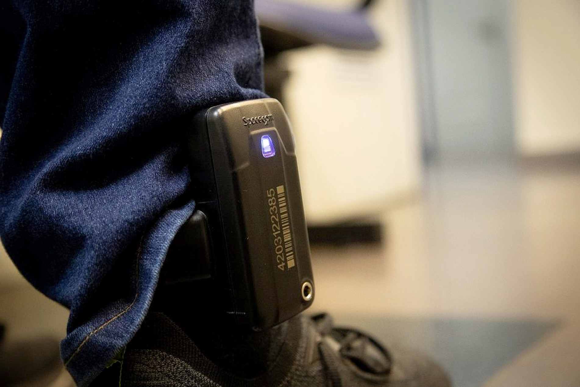 Tecnologia já foi aplicada em mais de 1,1 mil casos e contribuiu para 176 prisões por descumprimento de medidas judiciais
