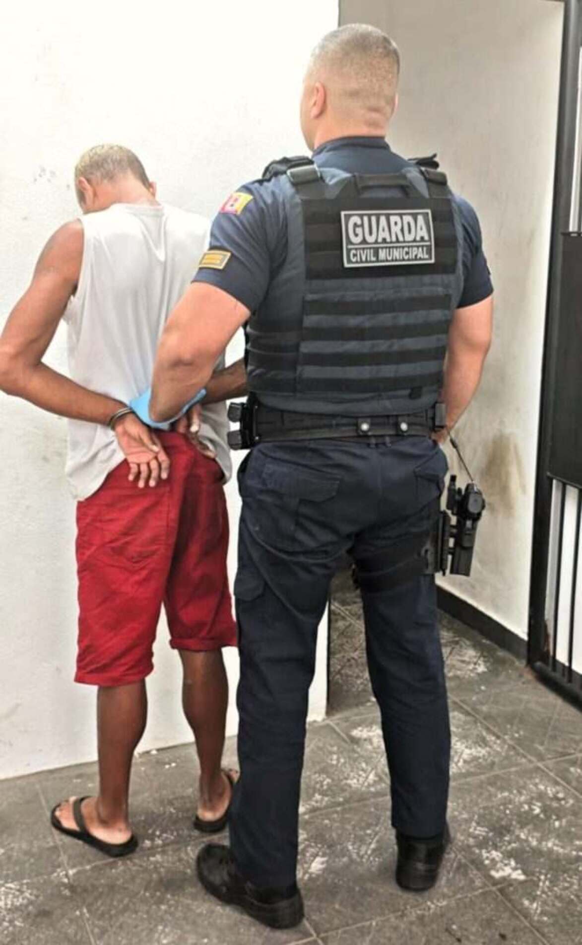 O acusado do crime, um homem de 32 anos, foi preso em flagrante em casa vizinha àquela onde a mulher se escondia, na madrugada de quinta-feira (2)