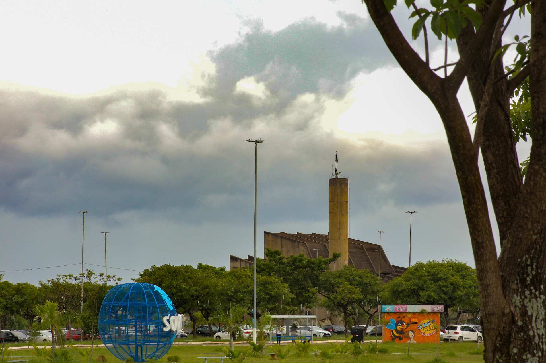 A combinação de calor e umidade mantém o tempo instável, com maior probabilidade de chuva a partir da tarde.
