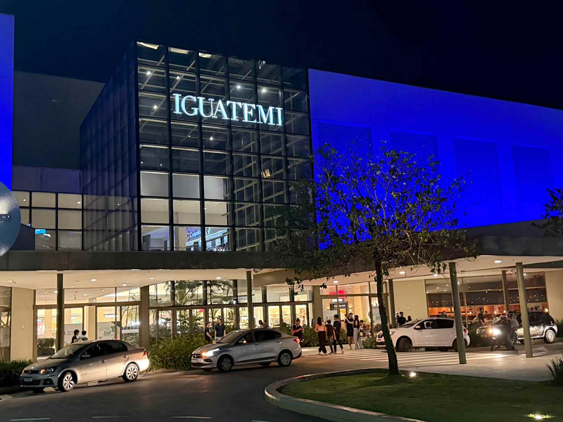 Shopping Iguatemi ilumina a sua fachada 
de azul, cor que representa a causa TEA
