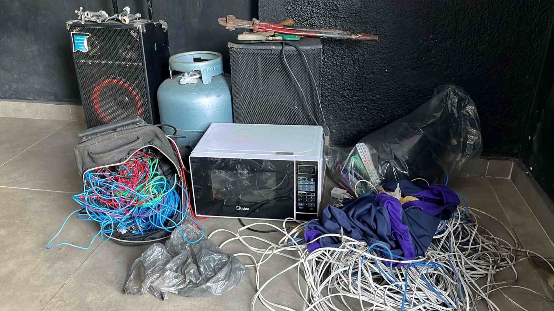 Com apoio do Canil, agentes localizaram, em um matagal próximo à escola, objetos furtados como micro-ondas, caixas de som, fios, botijão de gás e materiais escolares