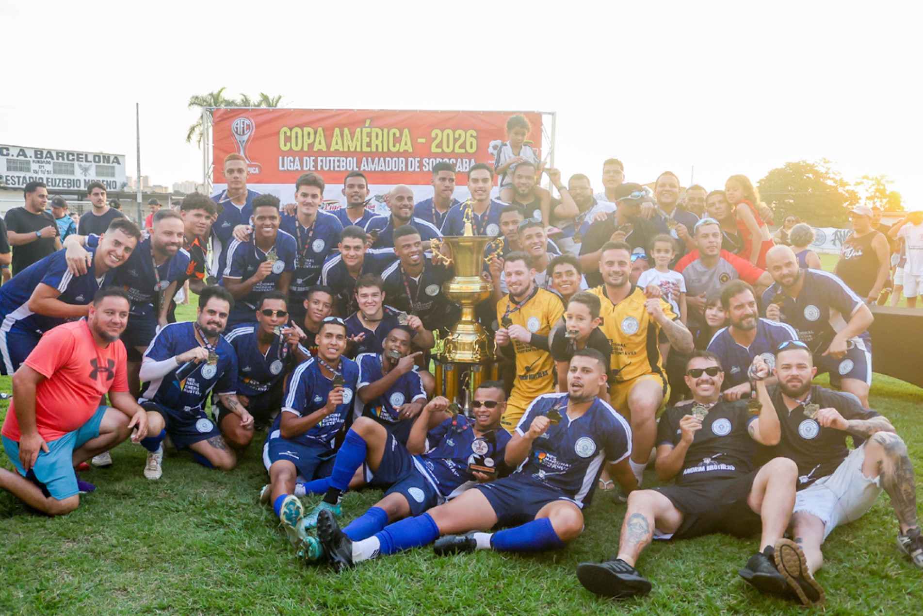 Jogadores, membros da comissão técnica e torcedores comemoram: reação no campeonato após início ruim
