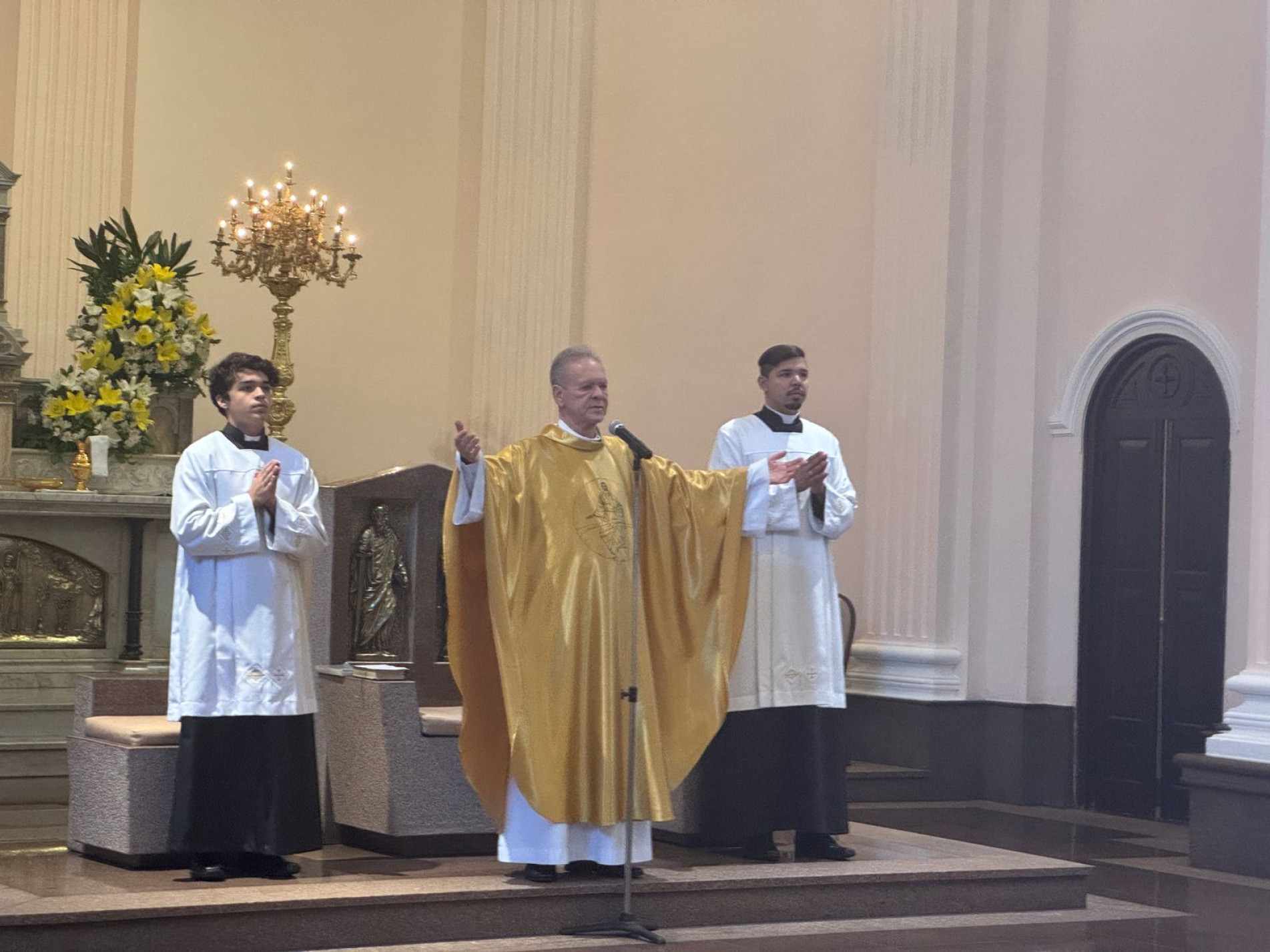 A missa foi presidida pelo pároco, padre Tadeu Rocha Moraes, que destacou o sentido da Páscoa como vitória da vida sobre a morte e renovação da esperança