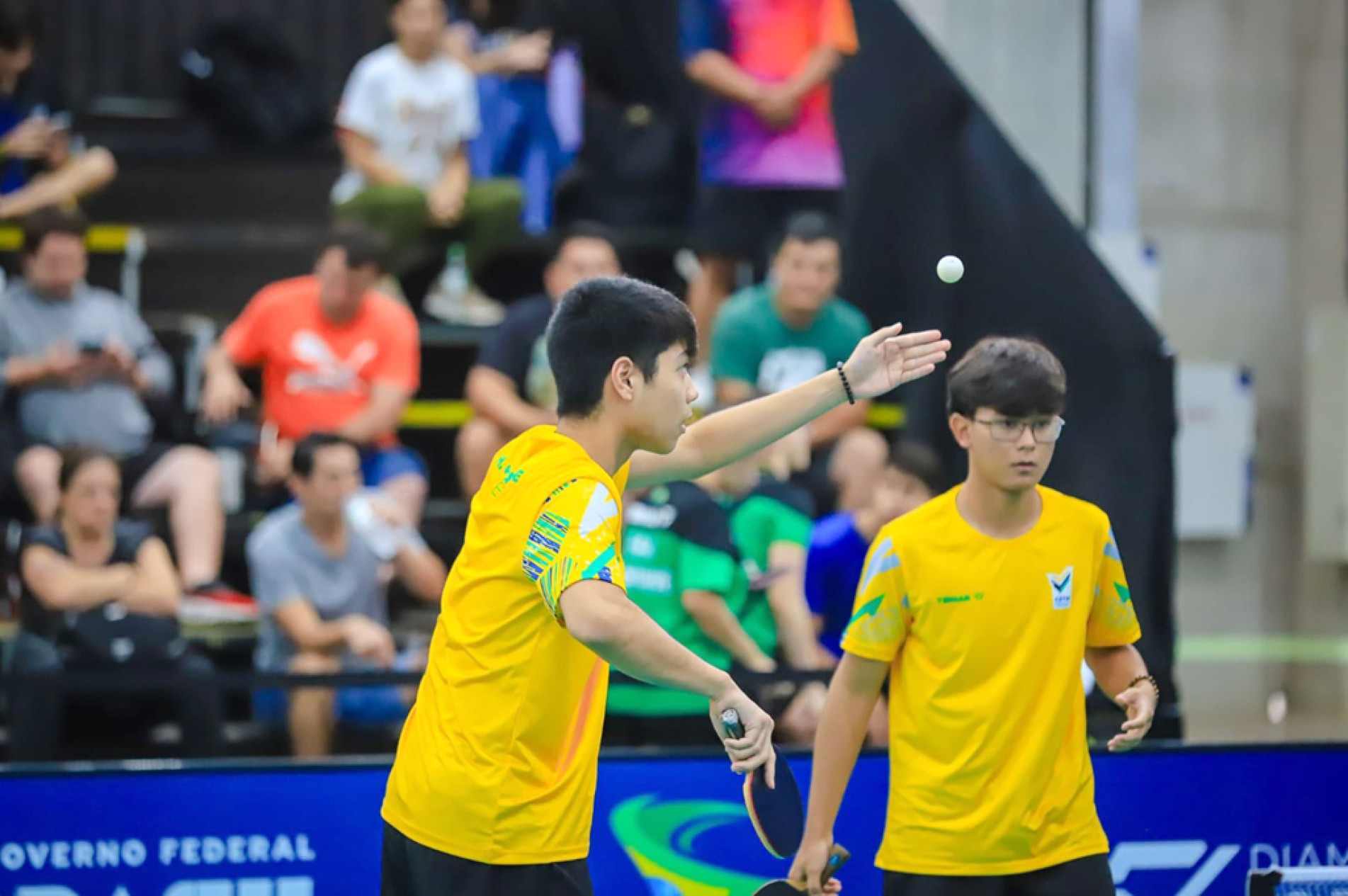 Felipe Okano (de óculos) conquista a medalha de ouro na disputa por equipes