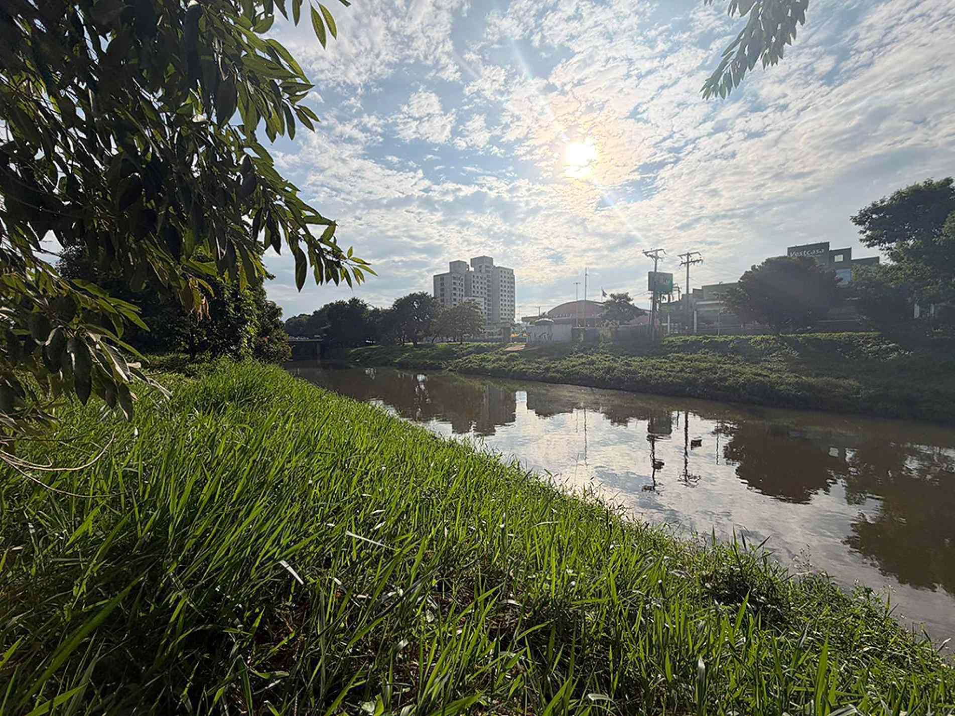 Queda no oxigênio da água e avanço da urbanização acendem sinal de alerta sobre o futuro do principal rio da cidade
