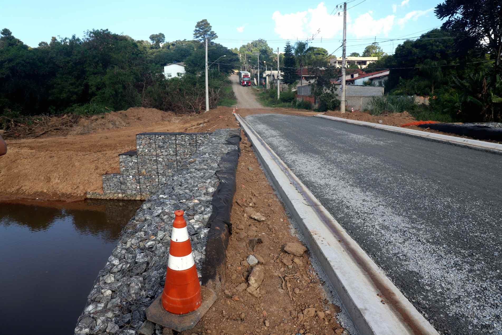 Obras de pavimentação, drenagem e modernização da iluminação pública avançam em diferentes regiões do município