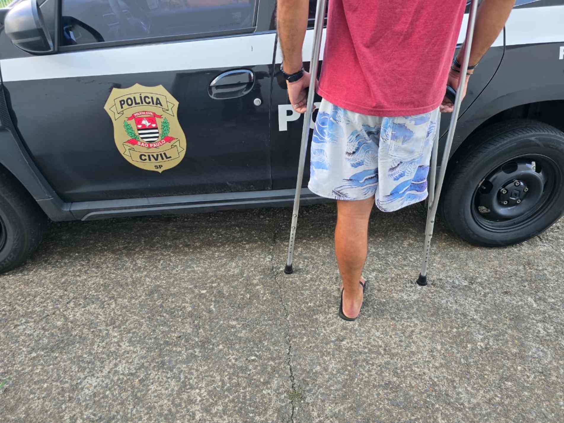 Suspeito, que &eacute; deficiente e n&atilde;o tem uma das pernas, confessou agress&atilde;o e alegou que teria chutado a v&iacute;tima "em tom de brincadeira"