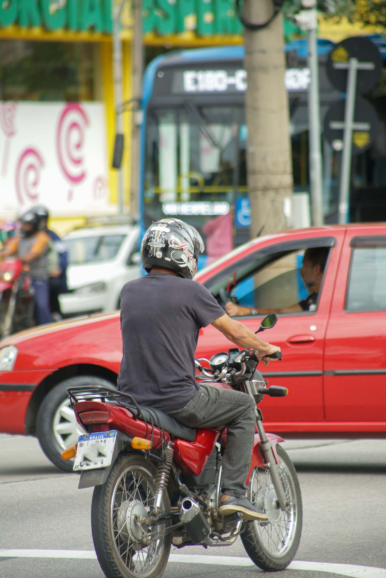 Com a revogação da medida, a circulação de motocicletas e vans escolares continua proibida nas faixas exclusivas do BRT