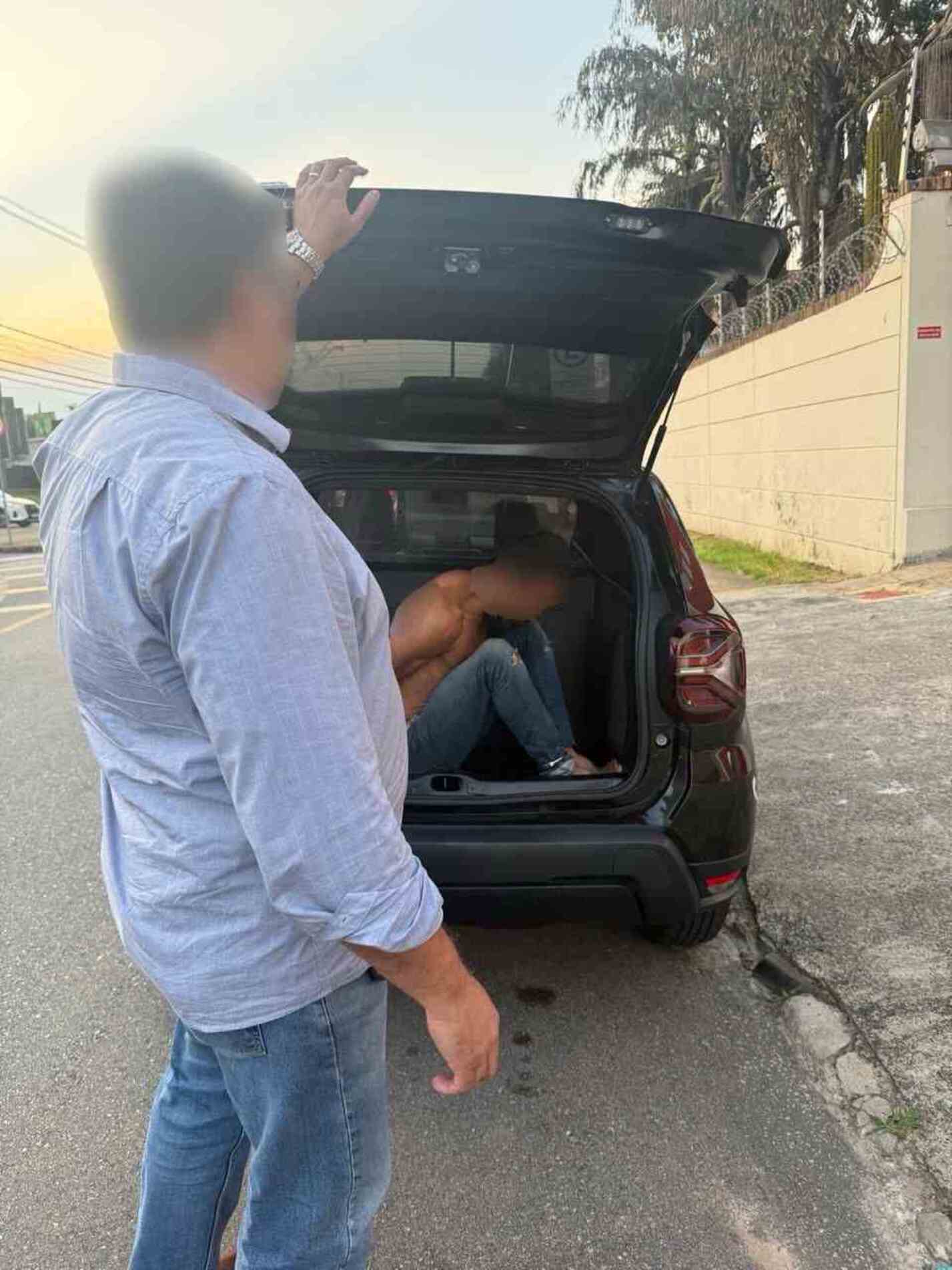 Homem é detido em flagrante com fios subtraídos de residência
