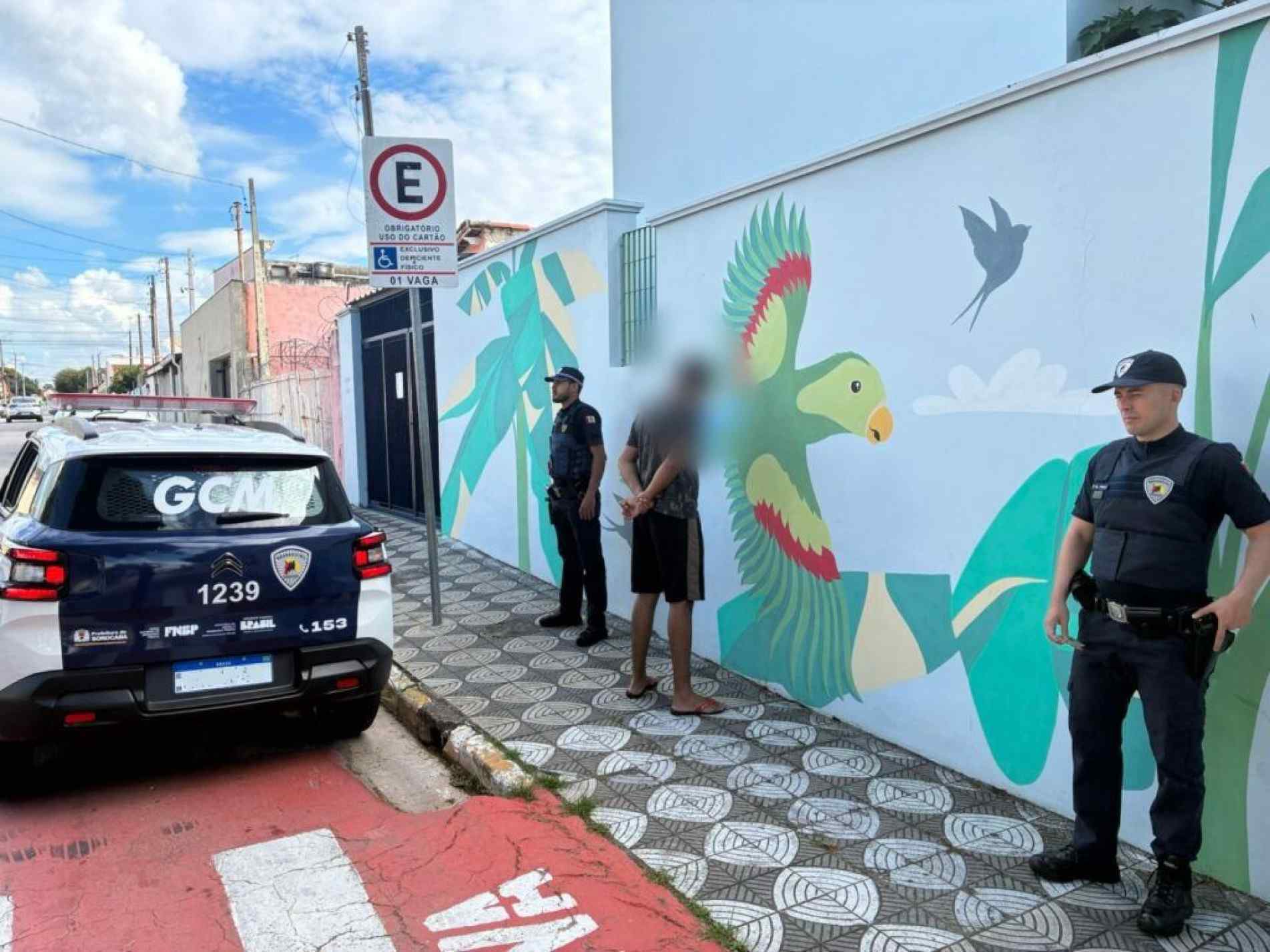 O homem foi conduzido ao Plantão da Polícia Civil, onde permaneceu à disposição da Justiça