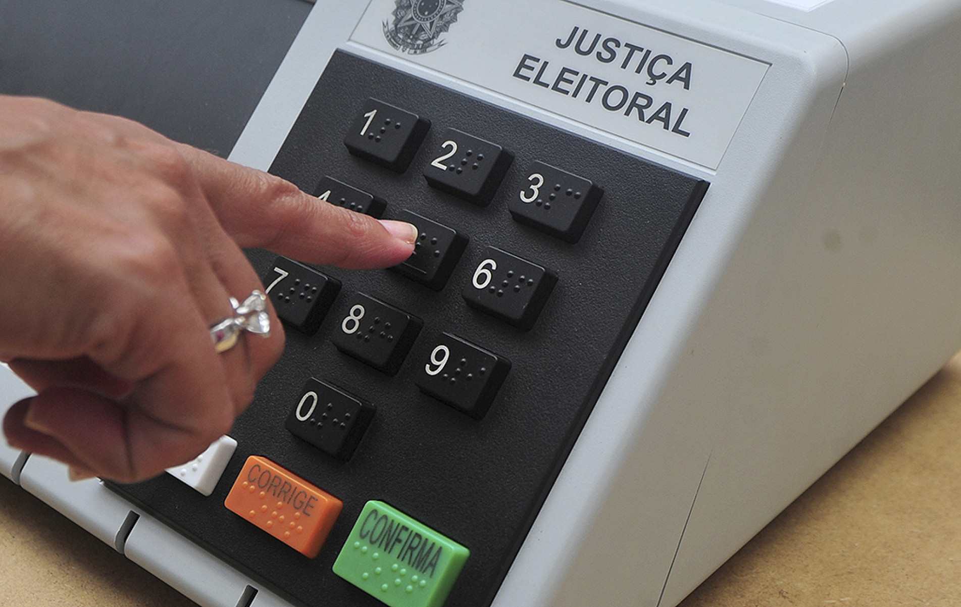 Ato protege o pleito ao retirar pré-candidatos de posições de poder e visibilidade